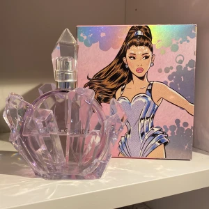Ariana grande R.E.M parfym  - jämförs pris: 780 kr ungefär 60% änvant 100ml söt & fräsch parfym med noter av lavender, caramel, fikon och päron från ariana grande som kommer med kartongen - pris kan distukeras och kom privat om angående något annat 