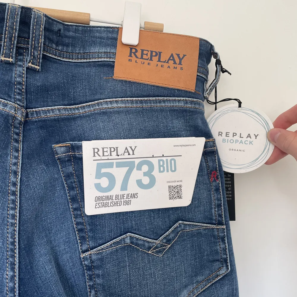 Säljer just nu mina helt oanvända jeans ifrån Replay. Modellen är Rocco 573 bio. Köpta på nk. Skriv för eventuella frågor.. Jeans & Byxor.
