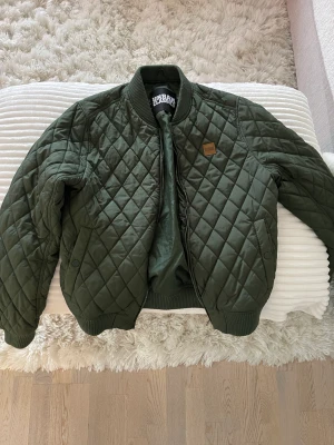 Bomberjacka - Militärgrön bomberjacka från UrbanClassics, använd enbart två gånger och har sedan dess bara hängt i garderoben!