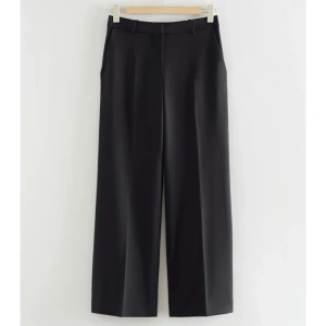 Kostymbyxor  - Kostymbyxor från &other stories💗