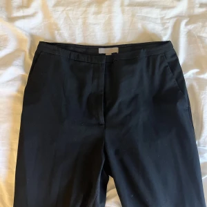 Svarta kostymbyxor - Svarta kostymbyxor från HM i fint skick, säljer då jag har två par ❤️‍🔥