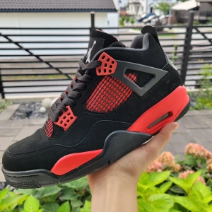 ⚡️🔴 Jordan 4 ”Red Thunder” 🔴⚡️ - 🔴Jordan 4 "red thunder"🔴 Storlek 42,5 US:8,5.  📦Box cond:8/10  👟Sko cond:8/10 Nypris: 4500-5000kr Äktahetsbevis finns! Priset kan diskuteras.kan gå ner med vid snabb affär. Fraktar snabbt 📦