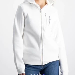 En sail racing zip hoodie -  Jättebra skick använd ca 5 gånger  Skit snygg men inte kommit till andvänding 