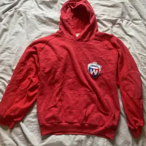En röd ganska kort hoodie (gör till lite under naveln på mig). Köpt second hand därför den är i använt skick  men den är väldig cool! 😍 