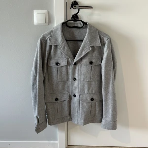 Oscar Jacobson overshirt - Stor flyttstädning Alla plagg i storlek S-M och passar ca 1.70-185cm samt 70-83kg  Finns i Uppsala