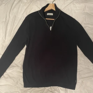 Jack & Jones tröja  - Hej, jag säljer min half zip tröja från Zara då jag ej använder den lika mycket.