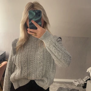 Grå stickad tröja med mönster  - Grå stickad tröja från vermoda med mönster  Knappt använd bra skick inga fläckar osv  Storlek Xs men passar även S