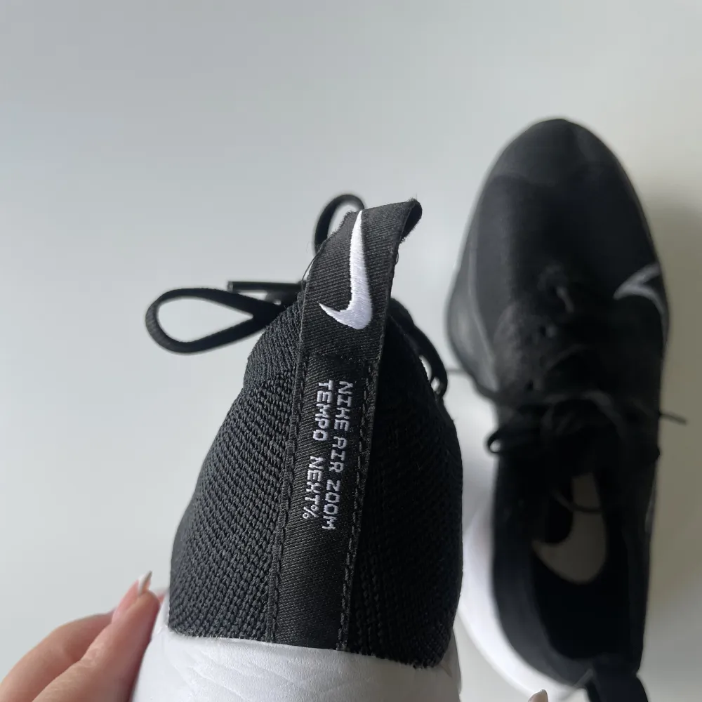 Löparskor från Nike. Säljes pga för stora. Nypris ca 2.300kr.. Skor.