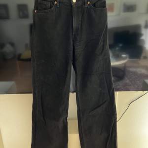 Raka jeans (kmr it ihåg varifrån) i storlek 38/M. De har en målning av ett S permanent på ena bakfickan