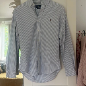 Ralph lauren skjorta - Blårandig Ralph lauren skjorta i bra användt skick