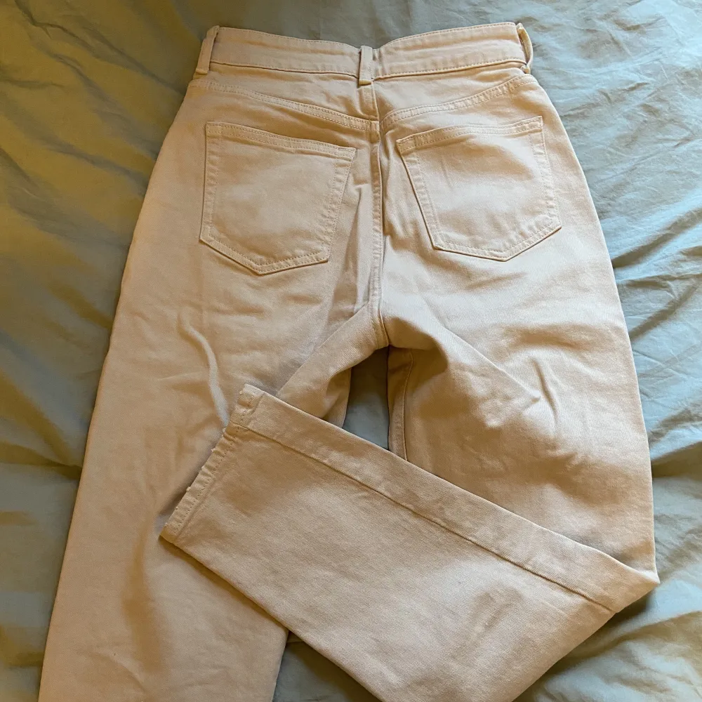 Beiga jeans endast använda ett fåtal gånger. Storlek 34  Frakt tillkommer . Jeans & Byxor.