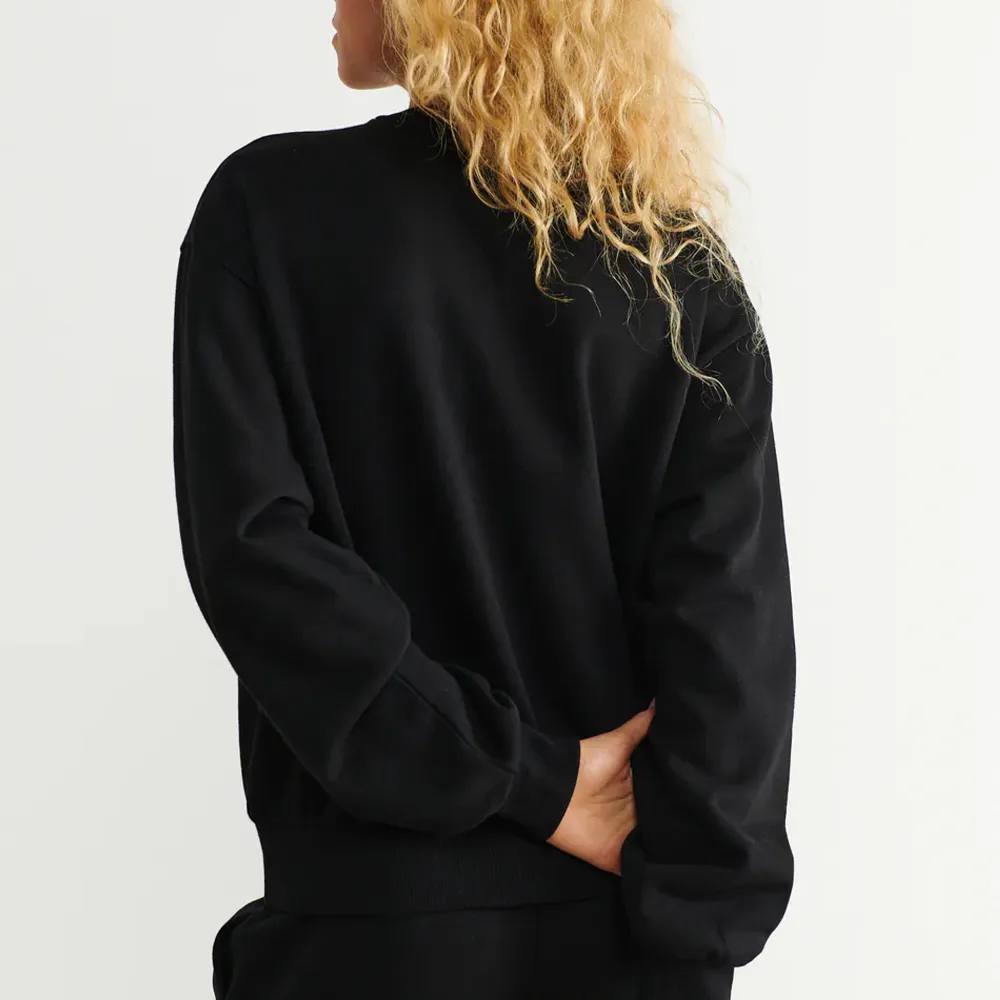  Säljer denna sjukt fina svarta tröjan ta den tyvärr inte kommer till användning. ett jättefint basplagg som verkligen bara inte kommer till användning. Använd gärna köp nu!❤️. Hoodies.