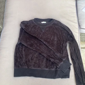 Tjocktröja  - En jätteskön och fin tjocktröja köpt ifrån Cubus säljer för att den inte är min typ av smak på kläder längre 