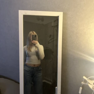 Vit tröja - Super skönt material, passar till allt. Tar tyvärr ej returer. Köparen står för frakt, står inte för postens slarv. Priset går att diskutera.