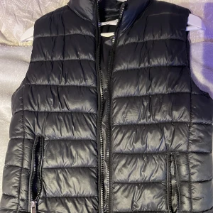 Mango väst - Säljer min väst från mango som jag köpt här på plick. Inga defekter. 