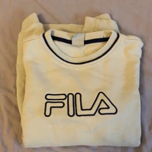 Fila sweatshirt  - En beige fila tröja i bra skick ,inga fläckar osv 