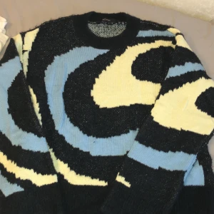 Sweatshirt  - En stickad tröja från vero Moda i storlek L men passar ända ner till xs . Helt oandvänd 