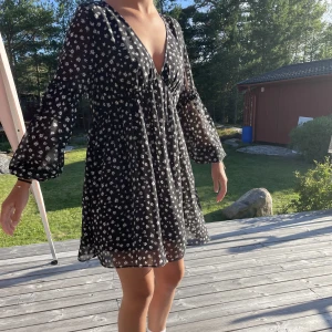 Mönstring klänning - Klassisk svart-vit mönstrig långärmad klänning från H&M! Är i mesh material och knappt använd. Storlek S. 🖤🤍