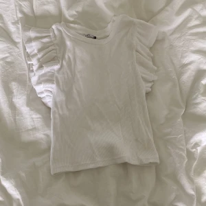 Zara topp med volang - Säljer denna jättesöta topp från zara! Använd många gånger men i bra skick! ❤️❤️