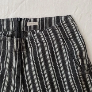 Noa Noa byxor  - Härliga vida byxor från Noa Noa med dragkedja bak. 100% bomull. I jättefint skick förutom en liten lagning på innersidan av ena benet (bild 3), men inget som syns! Använd köp nu eller prisförslag, kan också skicka fler bilder☺️