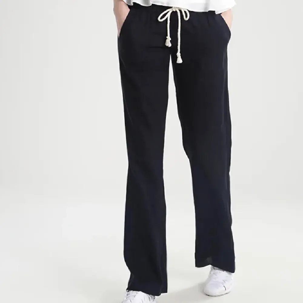 Säljer dessa Linnebyxorna från Roxy linne byxor i storlek S, de har krympt lite då de råkat tvättas i torktumlaren. Är 169  och det är ca 2cm för korta! . Jeans & Byxor.