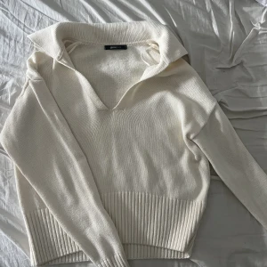 stickad tröja  - Säljer en stickad tröja jag aldrig använt, finns fler bilder på ifall det önskas!