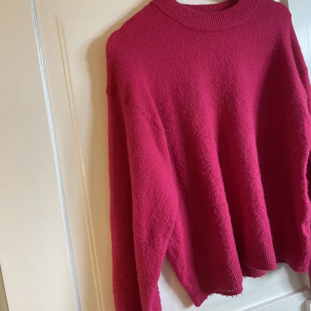 Jättefin rosa stickad tröja från HM🩷Använd men i fint skick!! Köptes för 199kr säljer för 80kr!. Stickat.