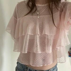 Söt volangtopp  - Jättefin rosa volangtopp i mesh tyg!💗💗