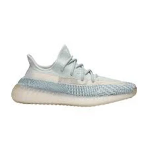 Yeezy - Säljer nu mina yeezys för att jag vill bli av med dem  Använda 3 gånger ungefär  Fler bilder finns vid intresse 