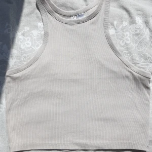 Ribbad tanktop - Fin ribbad tanktop som är köpt på sellpy.
