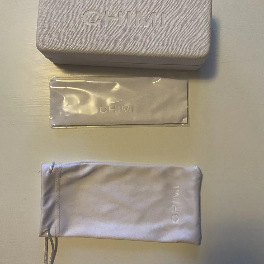Hej säljer nu mina Chimis modell 04 grey som tyvärr ej kommer till användning. Dom är knappt använda så finns inga märken eller skador. Man får med chimi boxen, påse, puts duk💞🌸. Accessoarer.