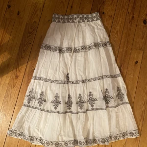 Långkjol från Zara - Säljer en långkjol från zara i storlek XS. Köpt för en månad sedan men var lite för kort för mig som är 170 cm lång och glömde skicka tillbaka den efter 2 veckor. Har kvar orginalförpackning och är aldrig använd. Köptes för 699kr och är slutsåld. 