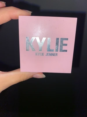 kylie jenner highlighter  - en kylie jenner highlighter i nyansen 20 ice me out andvänd fåtal gånger men fortfarande i jätte bra skick nypris 340