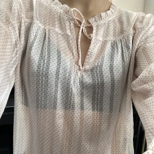 Blus med knytning - Blus från Neo Noir, köpt i Berlin i våras och i nyskick!