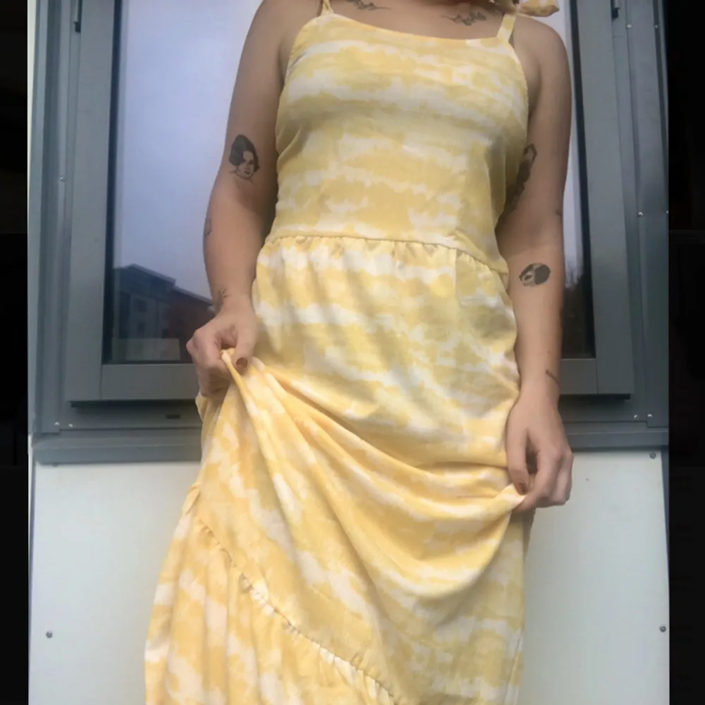 Batikmönstrad panelsydd långklänning i gult och vitt, fejk-knytband . Klänningar.