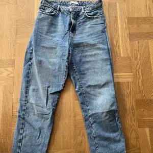 Mörkblå jeans från GinaTricot. Modellen är mom jeans. Storlek 40 men insydda i midjan så nu typ en 38.  Använda ett fåtal gånger. 