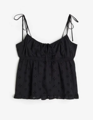 Fin topp - Svart topp med knytdetaljer, ifrån hm , nästan oanvänd, startpris 199, kan inte skickas förrän några dagar eftersom semester. 💓 