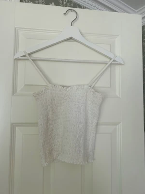 Vit topp  - Söt basic topp, perfekt till kjol och jeans! Stretchig och passar de flesta storlekarna 🤍