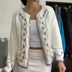 Supersöt kofta - Jättefin stickad kofta som tyvärr inte kommer till användning💕 Jättefin kvalitet och inga märkbara slitningar! Supermysig till kallare väder💕 Kontakat gärna för frågor ❤️