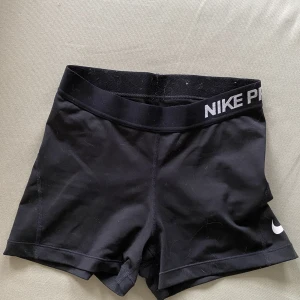 Nike korta tights  - Hund och katt finns i hemmet.