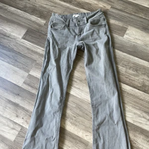 Lågmidjade jeans  - Hej! Jag säljer dessa gråa  lågmidjade jeans från Gina Tricot, använda 1 gång bara det är storlek 164. Köparen står för frakten!