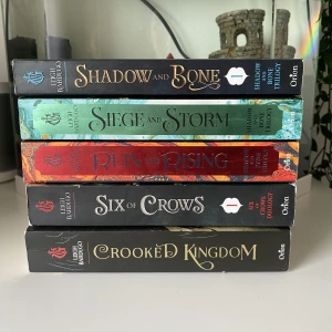 Grishaverse/ Shadow and Bone- serien - Säljer alla förutom de två sista böckerna från Grishaverse/ Shadow and Bone serien som var populär på tiktok förra året. Böckerna tillsamman kostade runt 600kr när de köptes. Kontakta innan du köper. Pris kan ej diskuteras.