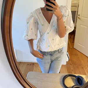 Blus med blommor - Super fin blus, använd endast 3 gånger. Den märker View. Fint märke, nypris ungefär 700-800kr