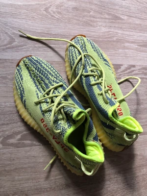Skor - Yeezy yellow 41 1/3  Använd , gott skick
