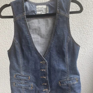 L.O.G.G denimväst - härlig jeansväst som lätt kan stylas med olika plagg. älskar stilen men den är tyvärr för liten för mig, vilket gjort att jag knappt använt den. själv har jag mellan L-XL, lappen säger bl a EU40 (se sista bilden). 🌟skriv om du har frågor 🌟