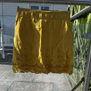 Söt gul kort kjol från Cubus. Lite mönster i nederkant. 🌼