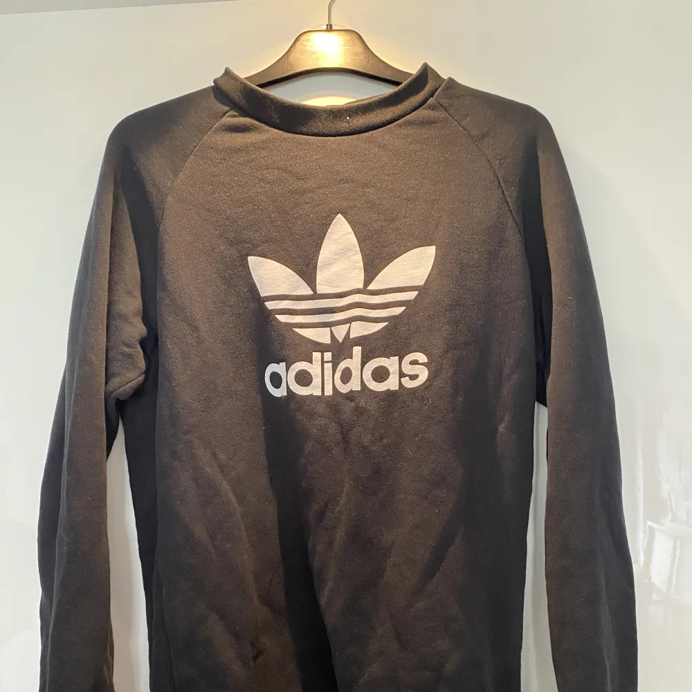 Adidas sweatshirt utan luva . Hoodies.