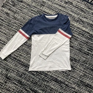 Långärmad tröja - Långärmad bomullströja från UO. Köpt second hand men knappt använd av mig. Trycket på framsidan har fallit av men jag tycker tröjan är cool ändå?! Annars bra skick. Hör av dig vid intresse/frågor!!