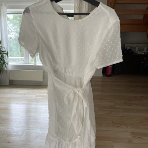 Superfin vit klänning  - I storlek XS. Från Showpo. 