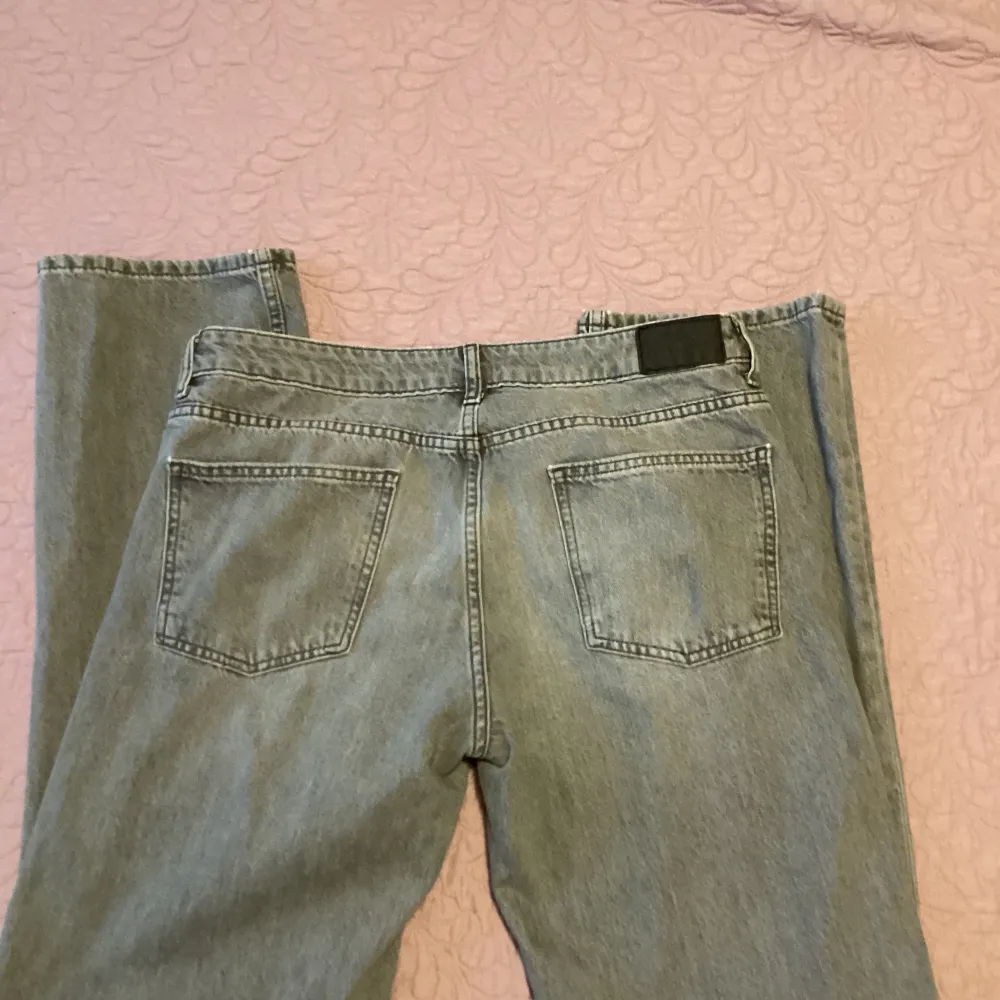 Gråa jeans från lager 157 i storlek L.  Nypris 400kr, mitt pris 250kr. Bra skick inga skador Elr nåt. Använda några gånger men de är för stora. Svara gärna på frågor. Och tar emot bud.. Jeans & Byxor.